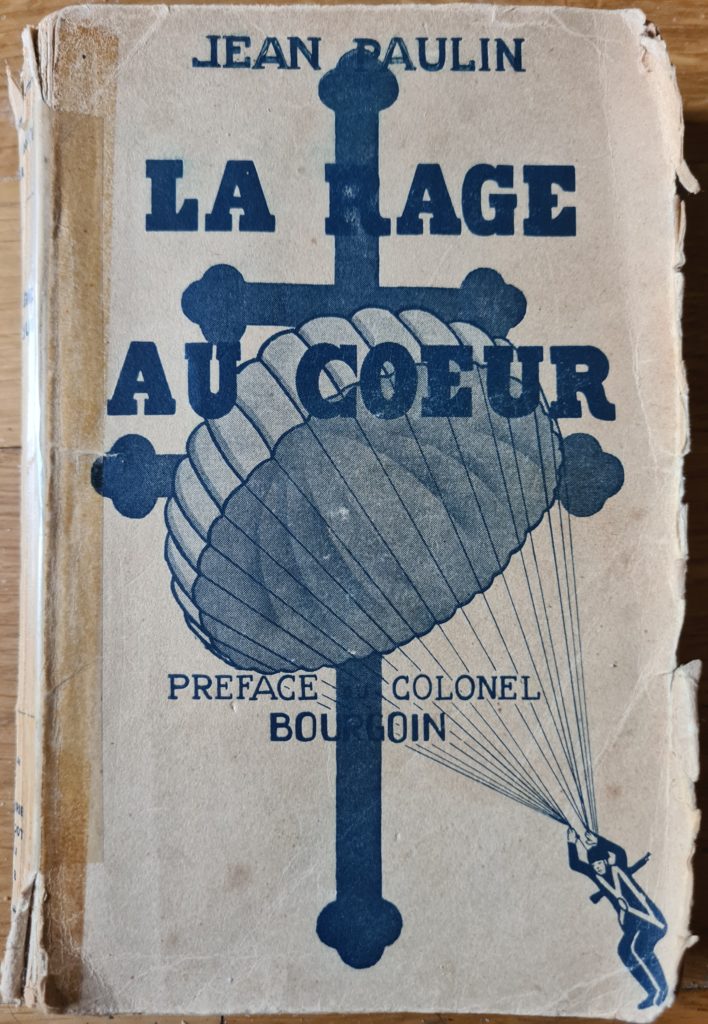 Sur la croix, un para, du latin: parer/contrer